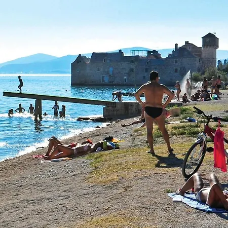 1 Bedroom Beautiful In Kastel Gomilica * Kaštela