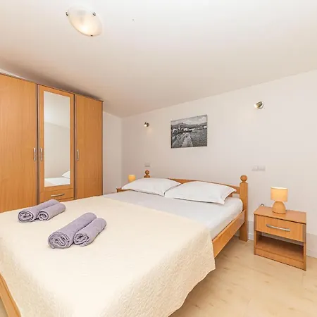 1 Bedroom Beautiful In Kastel Gomilica Appartement