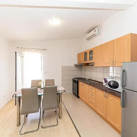Appartement 1 Bedroom Beautiful In Kastel Gomilica