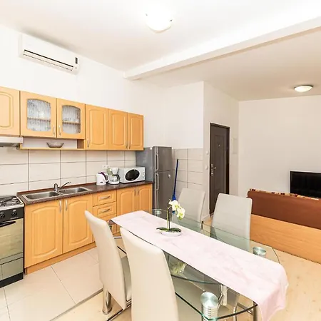 Appartement 1 Bedroom Beautiful In Kastel Gomilica